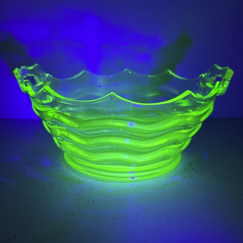 Vintage 7.5" Green Uranium Depression Glass Wavy Ribbed Handled Bowl ‼️Flaws‼️
